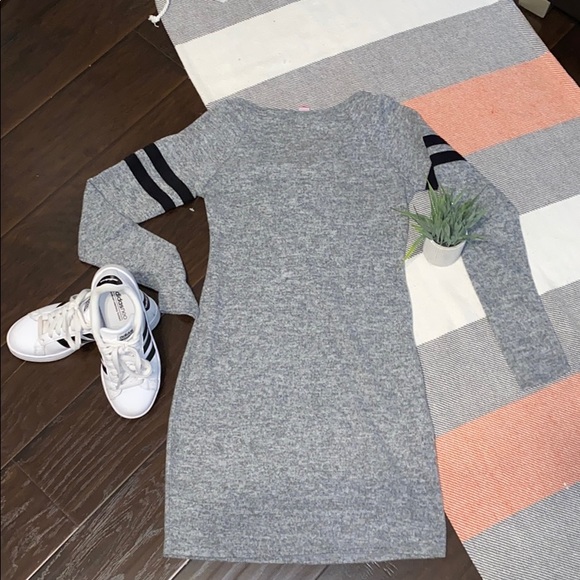 Fitted gray dress. - Picture 3 of 4